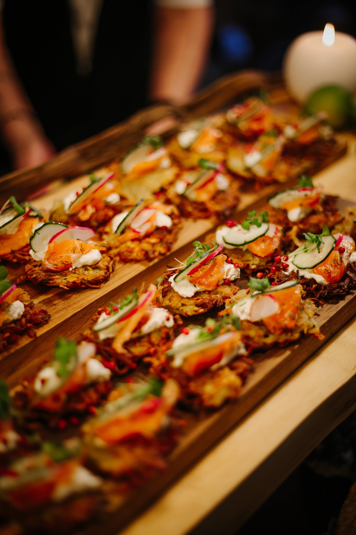 UZKODU PLATES UN KANAPĒ